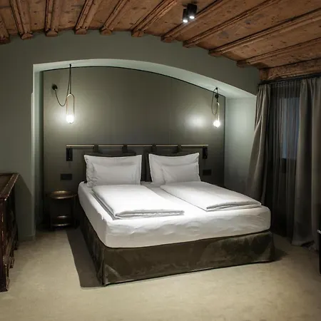 Altstadthotel Weisses Kreuz 酒店 4*