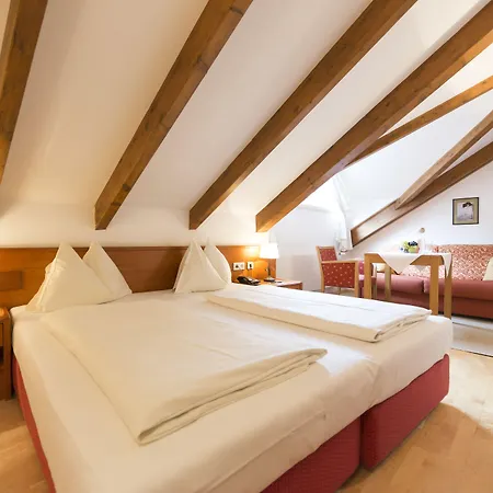 Altstadthotel Weisses Kreuz 酒店 4*