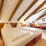 Altstadthotel Weisses Kreuz 호텔 4*