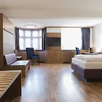 酒店 Altstadthotel Weisses Kreuz 4*