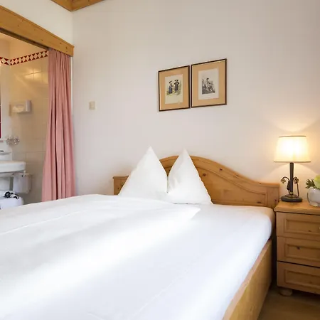 Altstadthotel Weisses Kreuz ホテル 4*