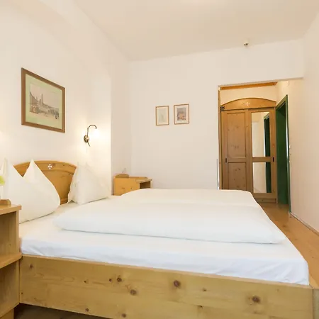 Altstadthotel Weisses Kreuz מלון 4*