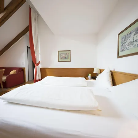 מלון Altstadthotel Weisses Kreuz 4*