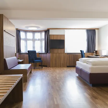 מלון Altstadthotel Weisses Kreuz 4*
