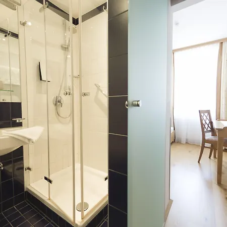 Altstadthotel Weisses Kreuz מלון 4*